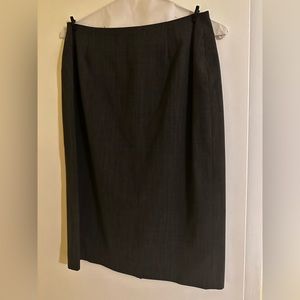 Harold’s Italian made suit skirt size 12 grey- back zipper and slit